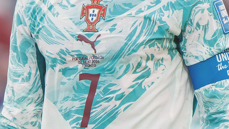 球员主罚射门的瞬间(射门前的那半步调整)